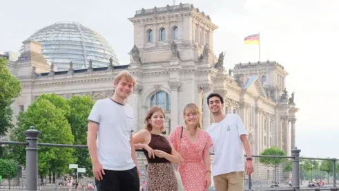 Vor dem Reichstag