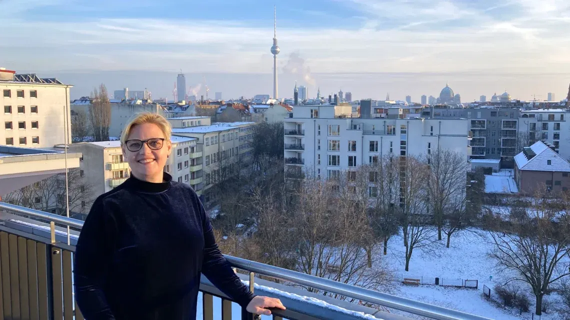 Annette Lind auf der Dachterrasse