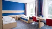 Zwei-Bett-Zimmer mit Blick ins Grüne