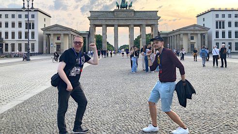 Die Gewinner Igor und Tomasz vor dem Brandenburger Tor