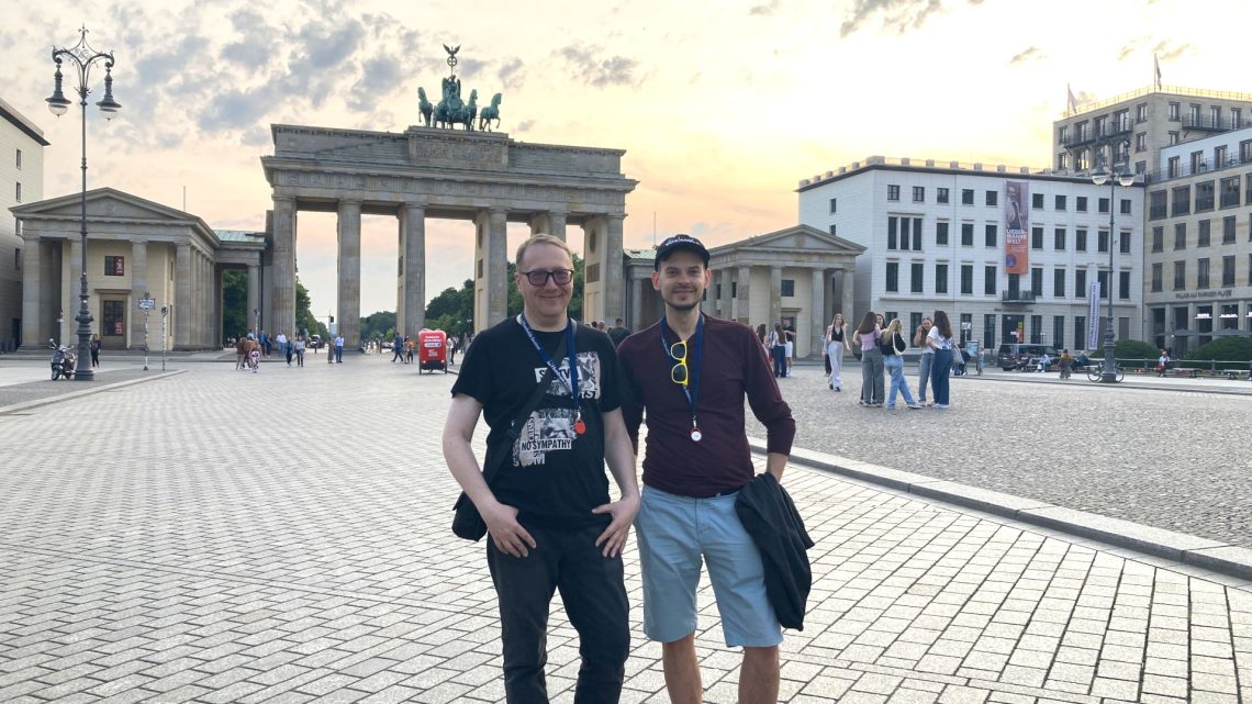 Die Gewinner Igor und Tomasz vor dem Brandenburger Tor, Teil 2