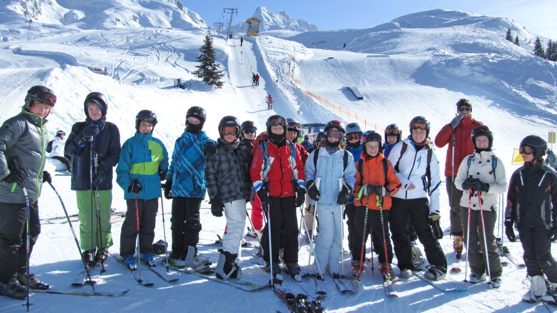 Schüler beim Skifahren in Lindenberg