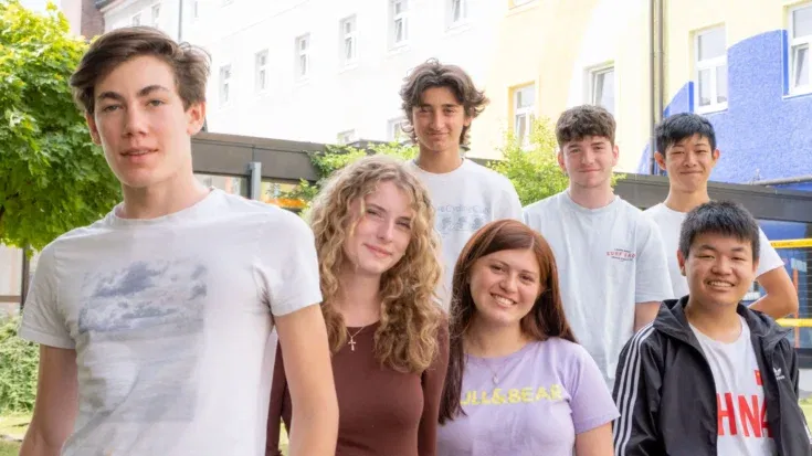 Em frente à escola