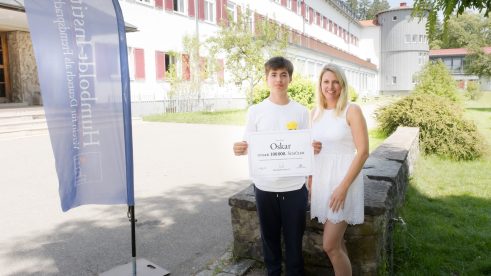 Oskar und Anika vor dem Institut