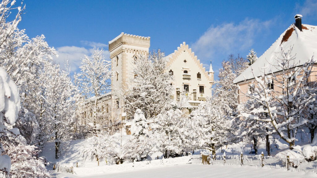 ratzenried_castle-in-the-wintertime_16x9
